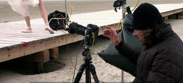 Markus Tedeskino fotografuje na plaży tancerzy baletu